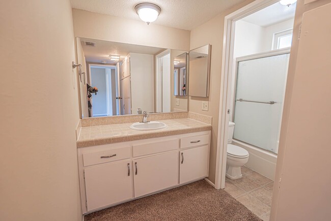 Building Photo - 1 Bedroom Condo for Rent in Canyon Country!