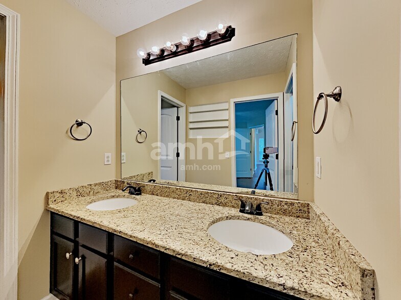 Building Photo - 4108 Meadow Green Dr