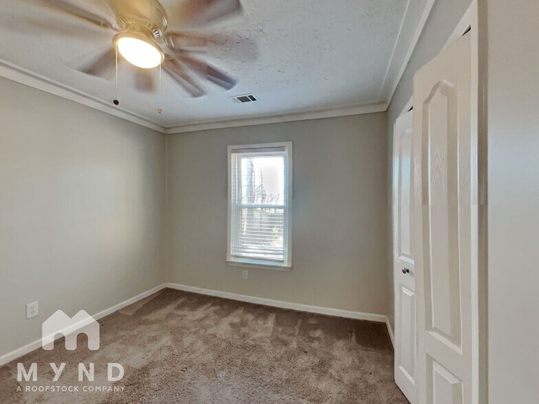 Building Photo - 5801 Meadowview Rd