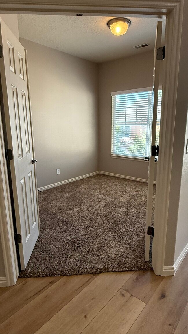 Building Photo - 1174 S. Meadow Fork #6