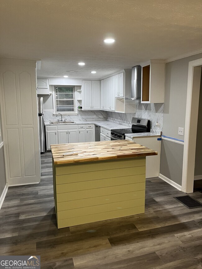 Building Photo - 914 Ozora Rd