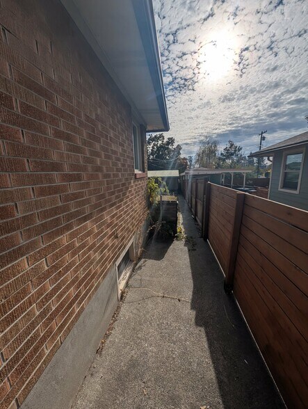 Side - 2907 W Princeton Ave