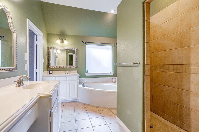 Building Photo - Well Maintained Home in SW Fort Worth!