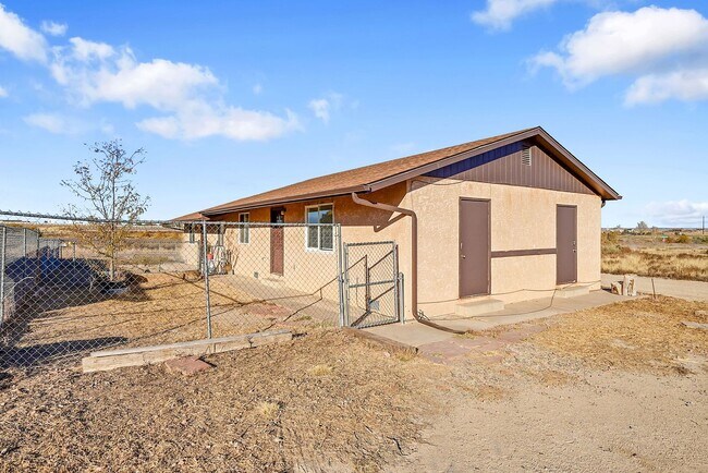 Building Photo - UPDATED 2bed 1bath duplex with fenced yard, WASHER + DRYER