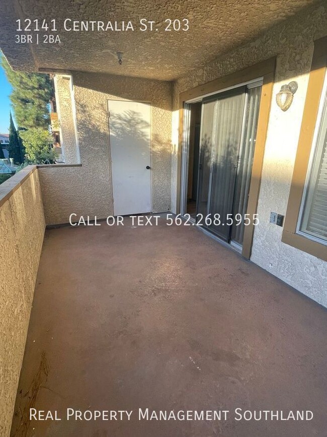 Building Photo - Three Bedroom Two Bath Condo with Parking!