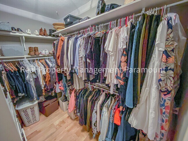 Building Photo - Don't miss out! 2 Bed 2 bath ready to go!