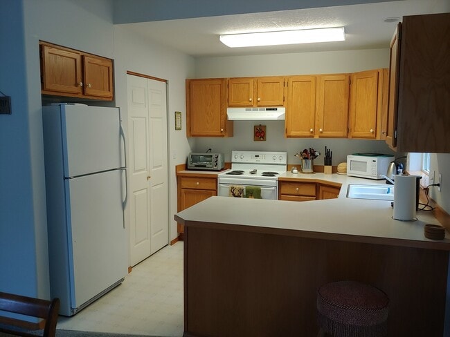 Building Photo - "Welcome to the fully furnished rancher wi...