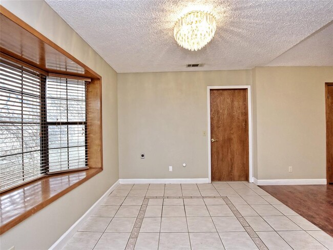 Building Photo - 2407 Versailles Dr