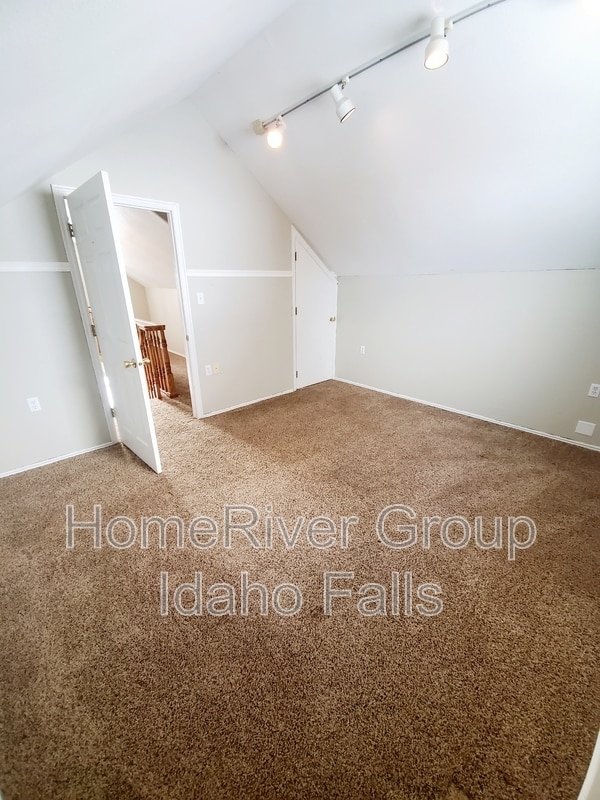 Building Photo - 3771 E 500 Rd N