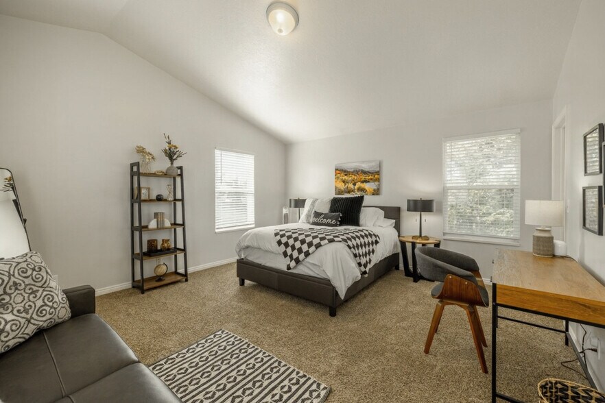 Building Photo - 924 Lowell Ave S