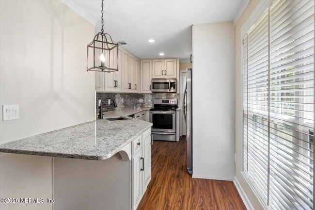 Building Photo - 1686 Pine Grove Ave