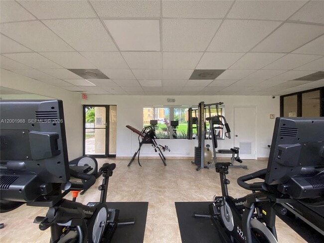 Building Photo - 9320 Fontainebleau Blvd