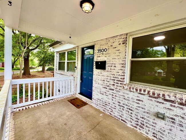 Building Photo - Welcome home to this charming house located near the heart of Charlotte, NC.