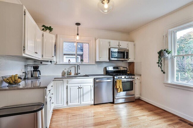 Building Photo - 4964 Oaklawn Dr