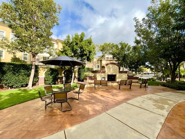 Building Photo - Stunning 2 Bedroom/2.5 Bath Furnished Town...