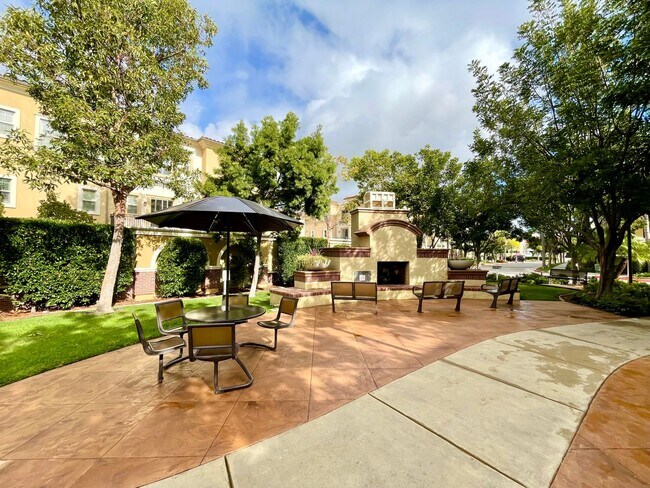 Building Photo - Stunning 2 Bedroom/2.5 Bath Townhouse loca...