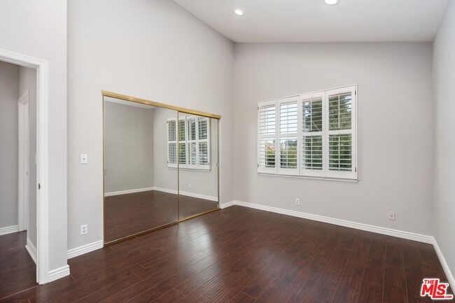 Building Photo - 5683 Hazelcrest Cir