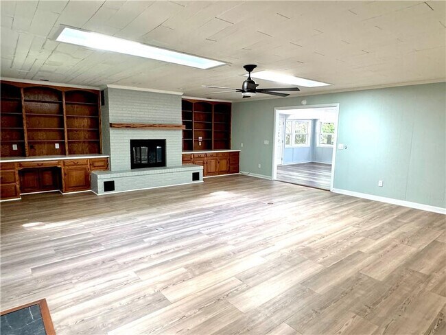Building Photo - 3120 Willow Ave