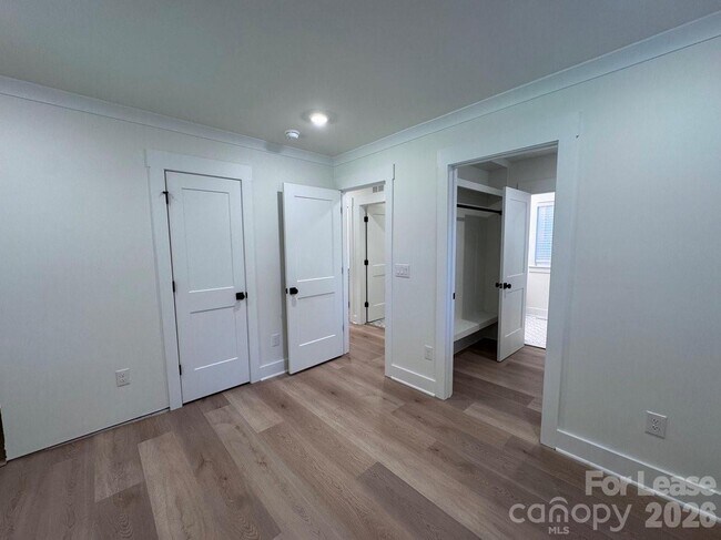 Building Photo - 549 Manhasset Rd