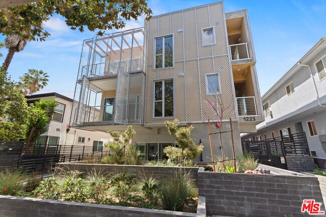 Building Photo - 1223 Hayworth Ave