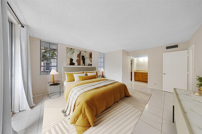 Building Photo - 2601 S Palm Aire Dr