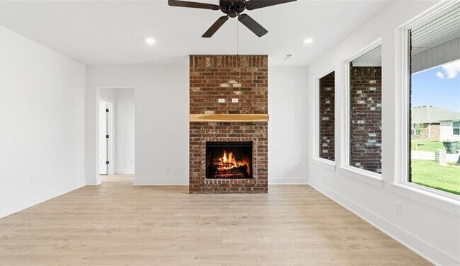 Building Photo - 4856 W Aurora St