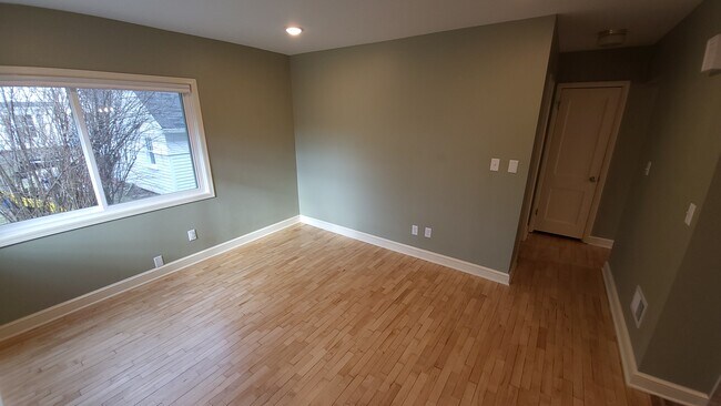 Building Photo - 424 11th St