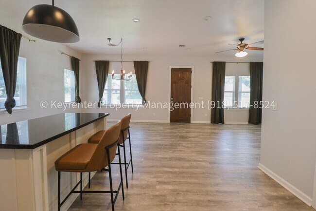 Building Photo - 1324 N Cheyenne Ave