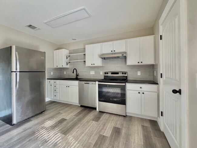 Building Photo - Modern 2 Bedroom 1 Full Bath Duplex with S...
