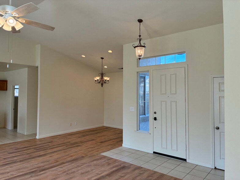 Building Photo - 2555 E Houston Ave