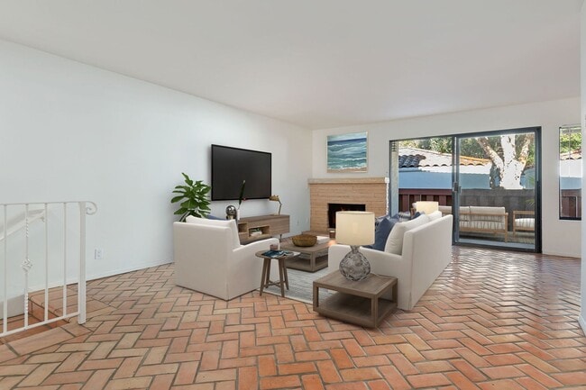 Building Photo - This wonderful East Beach Townhome Awaits!