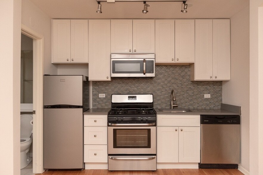 Building Photo - 2832 W Palmer St