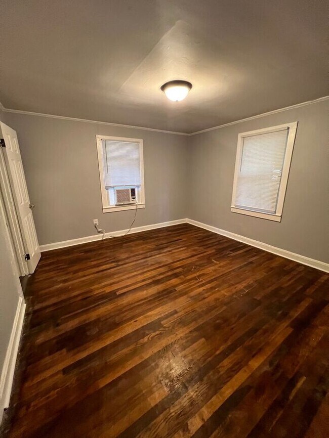 Building Photo - Newly Remodeled 2 Bed/ 1 Bath Duplex