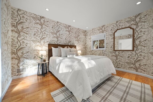 Building Photo - Upscale Downtown Living