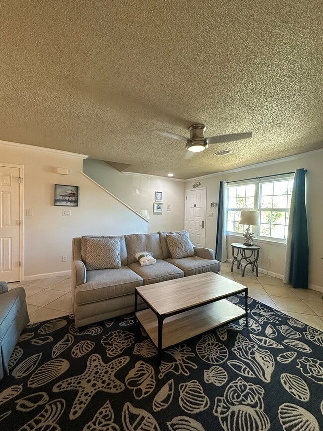 Building Photo - Furnished Townhome within walking distance...