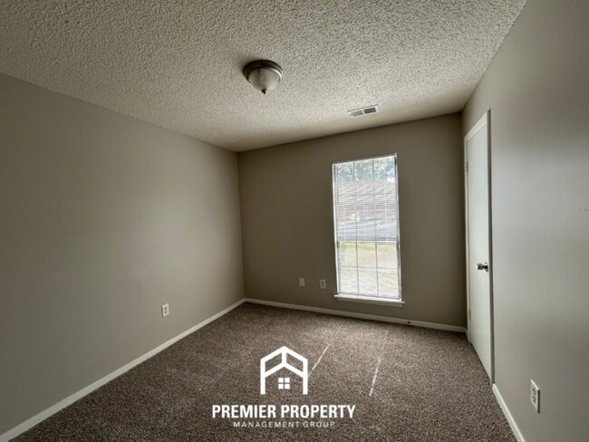 Building Photo - 6200 Somerset Cove