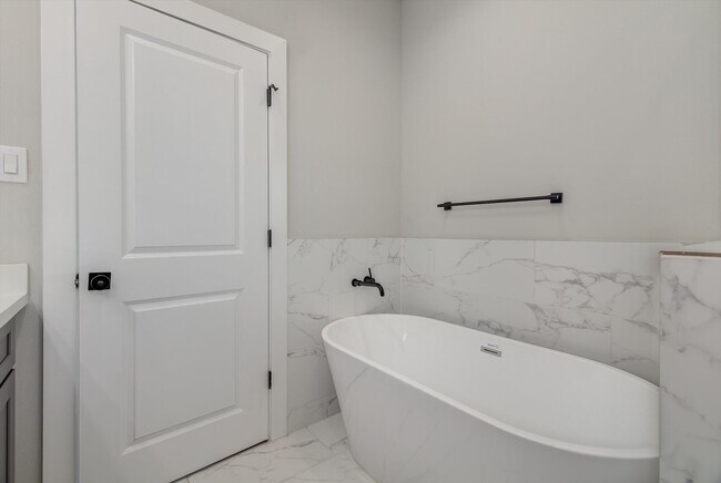 Building Photo - 1329 Buescher Dr