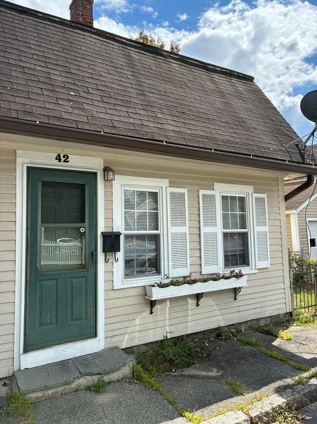 Building Photo - 1 bed 1 bath overlooking Quinebaug River