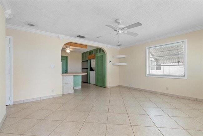 Building Photo - 240 NW 24th Ct