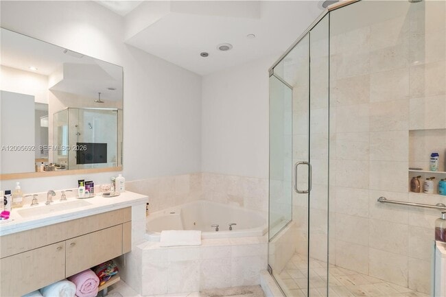 Building Photo - 900 Brickell Key Blvd