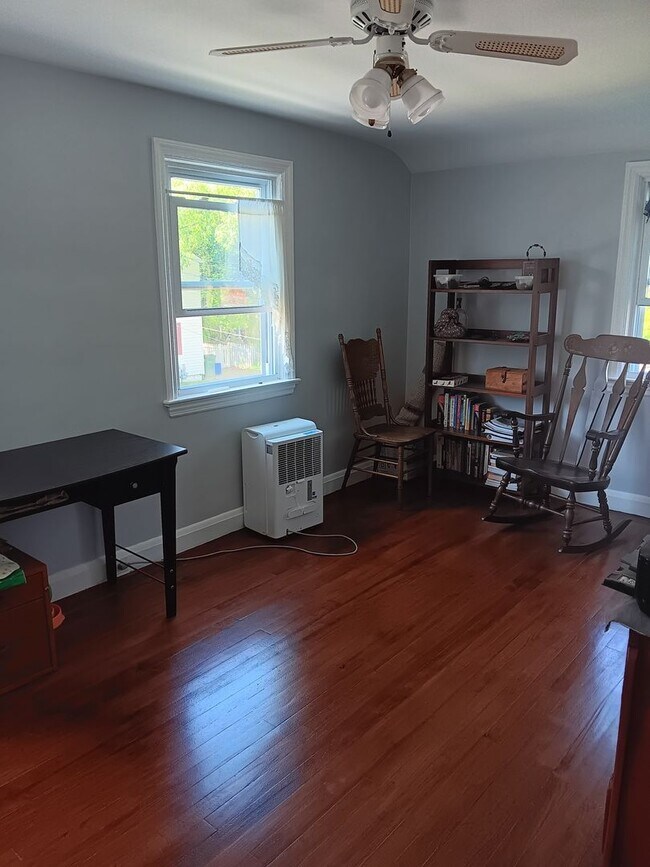 Building Photo - 2 Bedroom, 1 Bath Single Family Home on Cu...