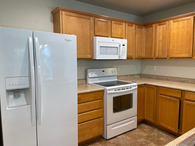 Building Photo - Very Nice 3 Bedroom 2.5 Bathroom Townhome ...