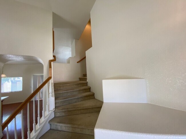 Building Photo - Spacious & Nice!