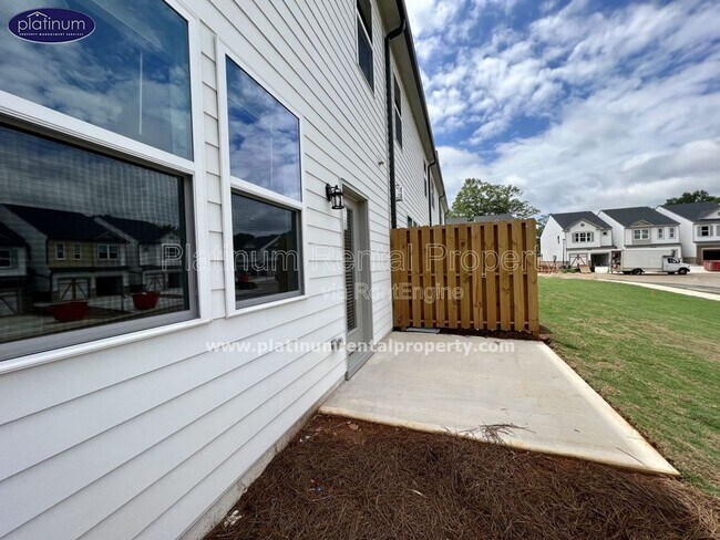 Building Photo - 5770 Thornton Dr