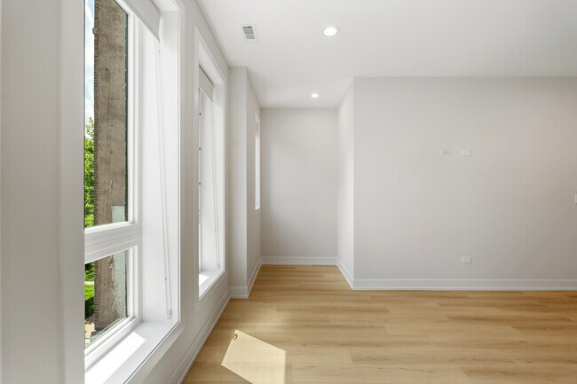 Building Photo - 5000 S Prairie Ave