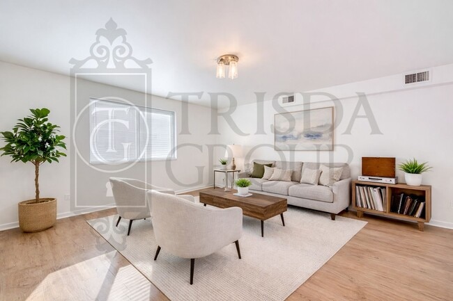 Building Photo - Avail Sept 1st: 2BR Apt in Crafton, 1 Off Street Parking, AC, W/D included, Quartz Countertops, D...