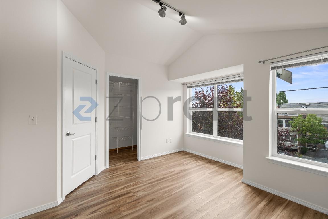 Building Photo - Unit A