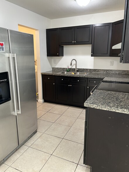 Building Photo - 5719 NW 27th Ct