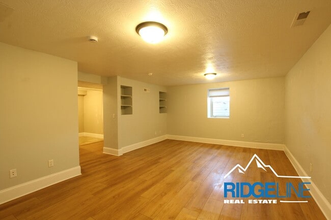 Building Photo - MOVE IN SPECIAL! Large Remodeled Condo with Garage for Lease!