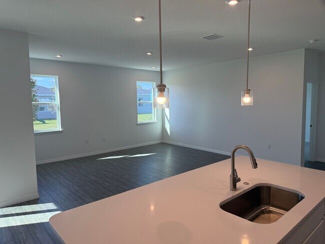 Building Photo - Brand NEW - never used appliances - 4 bedr...